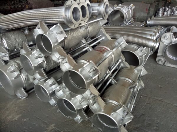 Pipeline tie rod compensator